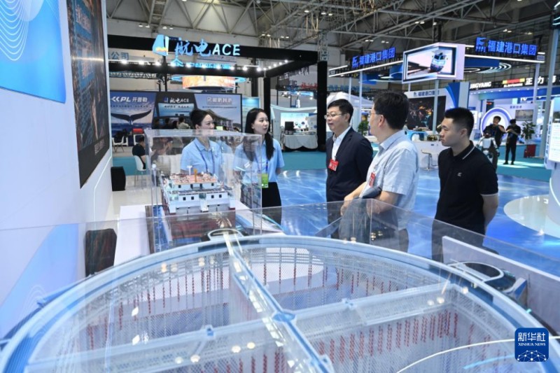 10月16日,与会人员在中国海洋装备博览会现场参观。新华社记者 周义 摄