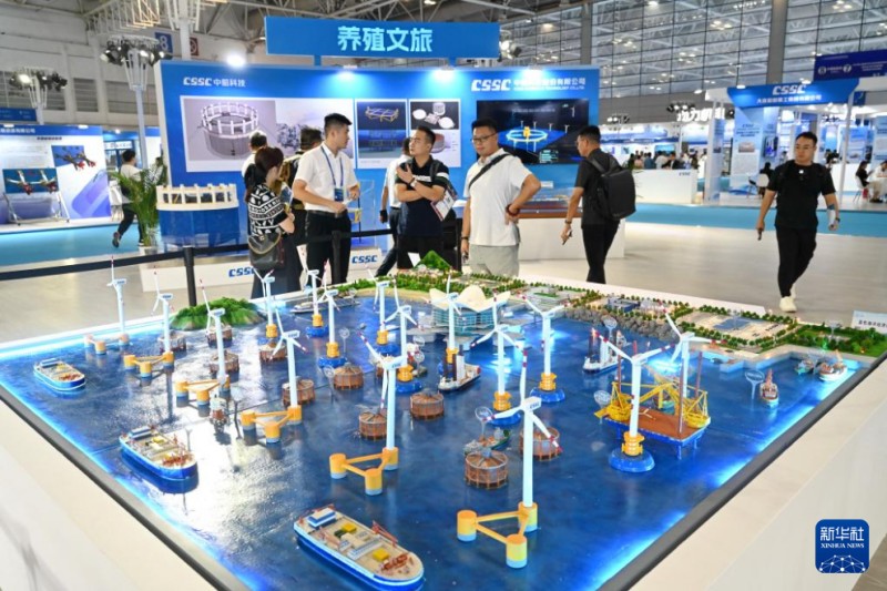 10月16日,与会人员在中国海洋装备博览会现场的蓝色海洋经济综合体沙盘前参观。新华社记者 周义 摄