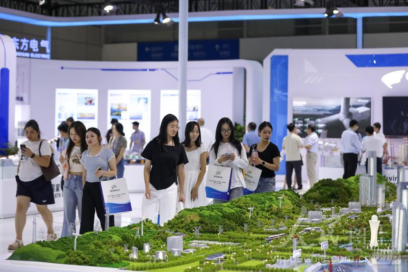 10月16日,2025第三届世界航海装备大会在福建省福州市举行,观众正在参观海上风电模型。