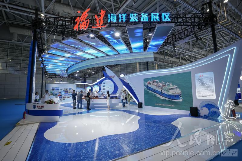 10月16日,2025第三届世界航海装备大会在福建省福州市举行,观众正在福建海洋装备展区参观。