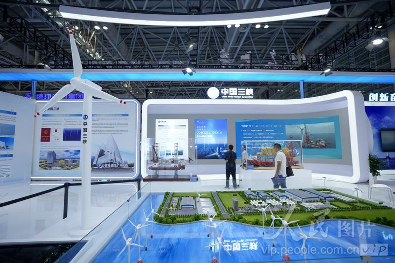 10月16日,2025第三届世界航海装备大会在福建省福州市举行,观众正在参观海上风电模型。