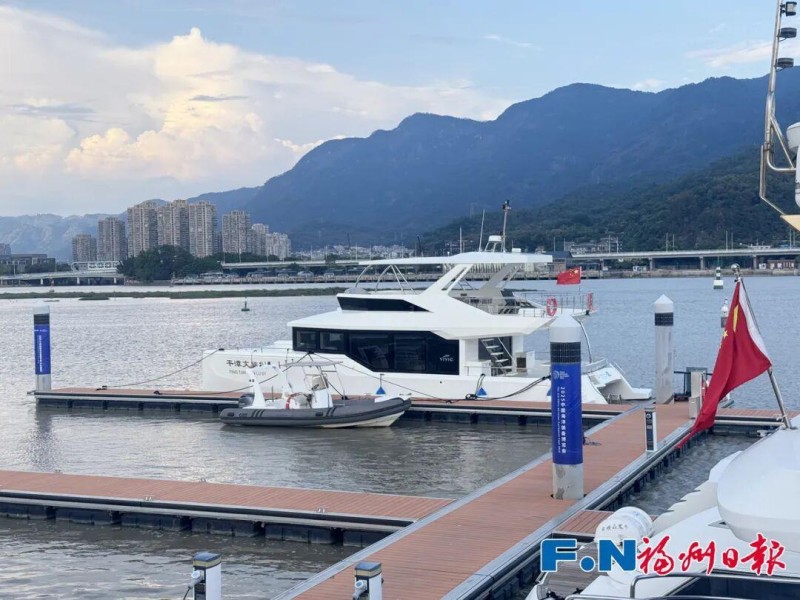 V55宽体飞桥游艇(冠城海悦1)。记者 石磊磊 摄