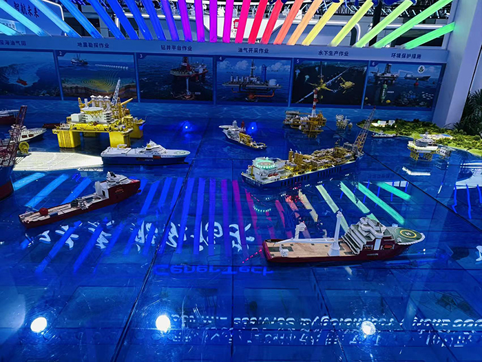 中海油能源发展有限公司展示的各种作业平台与舰船(李牧晨 林晓烨 摄)