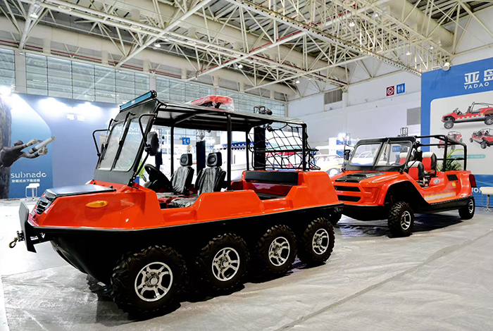 亚岛机械 展出了水陆两栖指挥救援车 YD-8X8、水陆两栖车 YD-4X2-B两款水陆两栖车。(李牧晨 林晓烨 摄)
