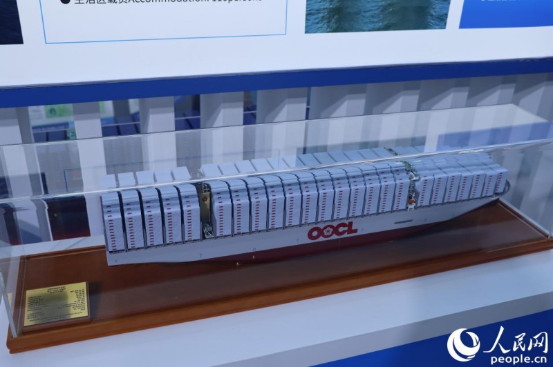 全球最大型集装箱船“OOCL SPAIN”号模型。人民网 谢星宇 摄