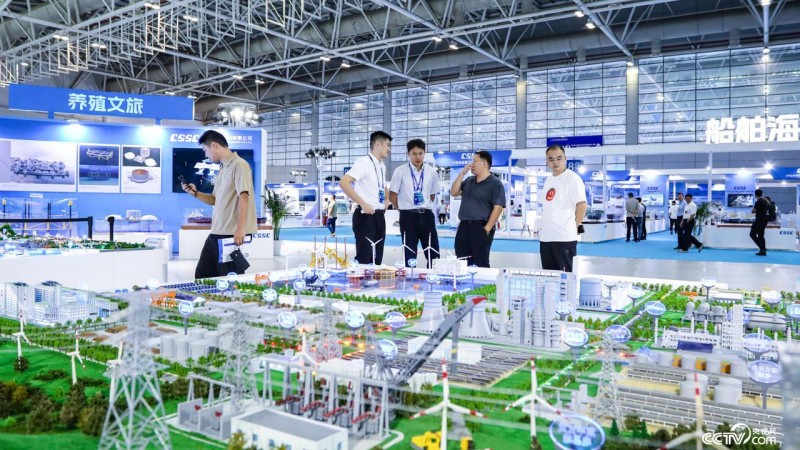 图为中国船舶馆内工作人员为观展观众介绍展品。蓝楚灵 摄