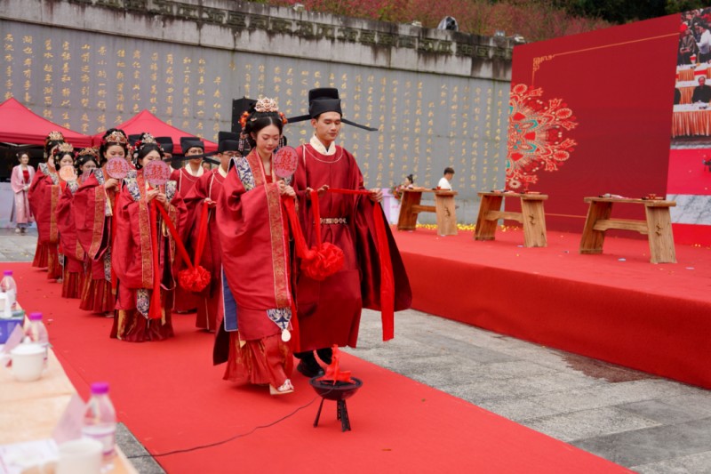 宋式古风集体婚礼浪漫上演。永春县融媒体中心供图