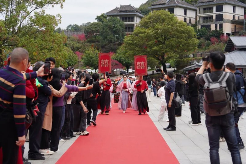 宋式古风集体婚礼浪漫上演,新人们身着典雅的宋制婚服,遵循传统礼仪,在悠扬的古乐中完成庄重而浪漫的仪式。