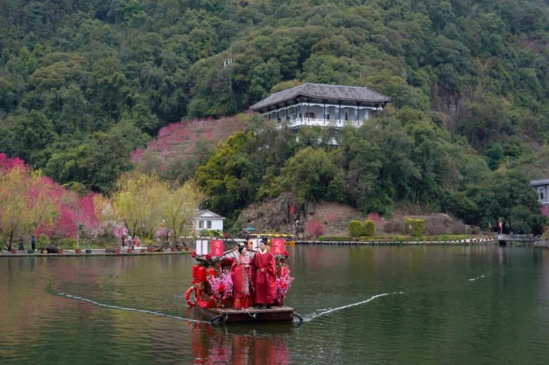 在漫山桃花与潺潺溪水的见证下,许下相守一生的诺言。
