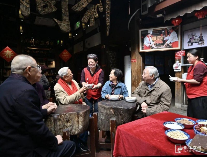 闽都乡学讲习中心组织志愿者，在南后街向市民游客送拗九粥。记者 郑帅 摄