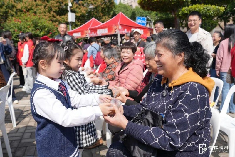“我们的节日·拗九节”晋安专场活动现场，孩子们为老人送上热腾腾的拗九粥。记者 包华 摄