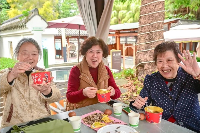 老人品尝拗九粥。记者 陈暖 摄
