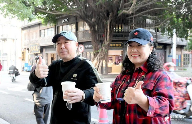 来自东北的夫妻为福州传统拗九粥点赞。记者 石美祥 摄