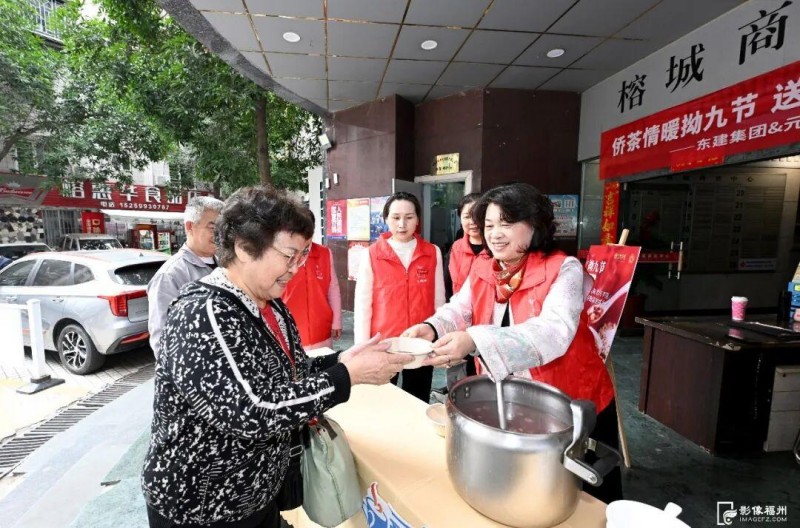 福州爱心茶摊为老人送粥。记者 石美祥 摄