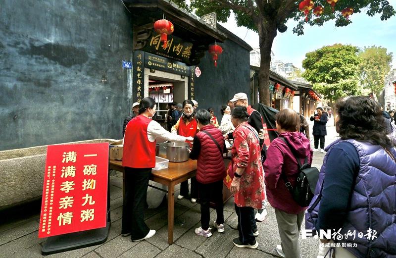 市民游客在南后街排队领取拗九粥。记者 郑帅 摄