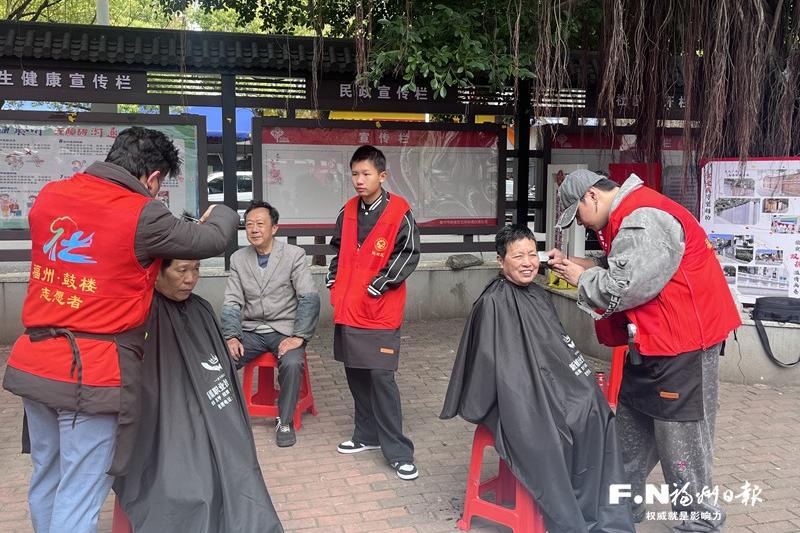 在鼓楼白龙社区，志愿者为老人们免费理发。（团市委供图）
