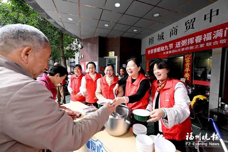 榕城商贸中心门口，东建集团携元泰侨胞之家为老人送上拗九粥。记者 石美祥 摄