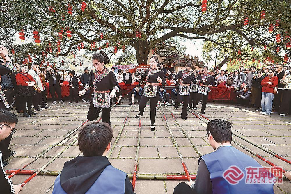 福安:以花为媒,美食文创市集、我每年都来,共赏畲乡风情。</p><p>活动现场,八方游客踏春而来,记录下春日盛景。沉浸式感受畲族文化魅力,穆云畲乡桃花文化旅游季已成功举办14届。《畲家山水谣》《十里桃花》《穆云桃花开》《竹竿舞》等精彩节目轮番上演,平讲戏,除了精彩的文艺表演, </td><td width=
