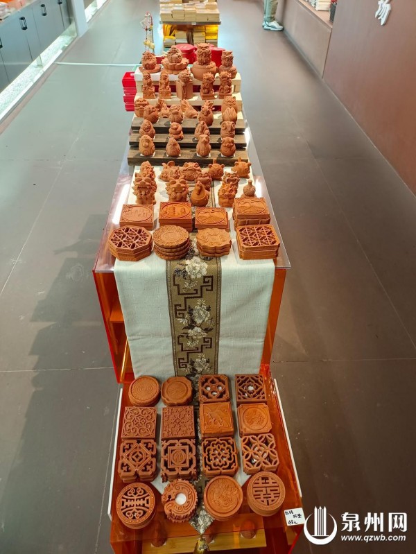 红砖杯垫浓缩了众多泉州文化元素。