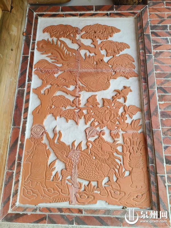 红砖雕刻寓意美好（王世阳 摄）