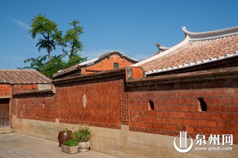 红砖墙在阳光下泛着温润的光泽（李雅真 摄）