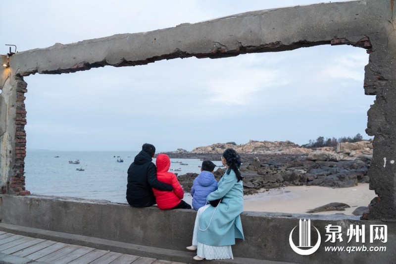 若要找寻蓝色，看海是最直接的选择。图为市民在泉州台商投资区浮石隐地看海。（李雅真 摄）