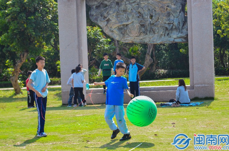 泉州市民在北滨江公园笋浯园春游。