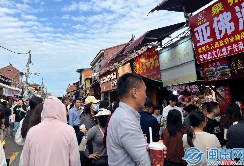 润饼店门前排起长队。