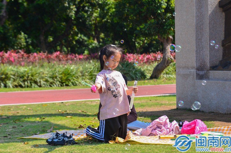 泉州市民在北滨江公园笋浯园春游。