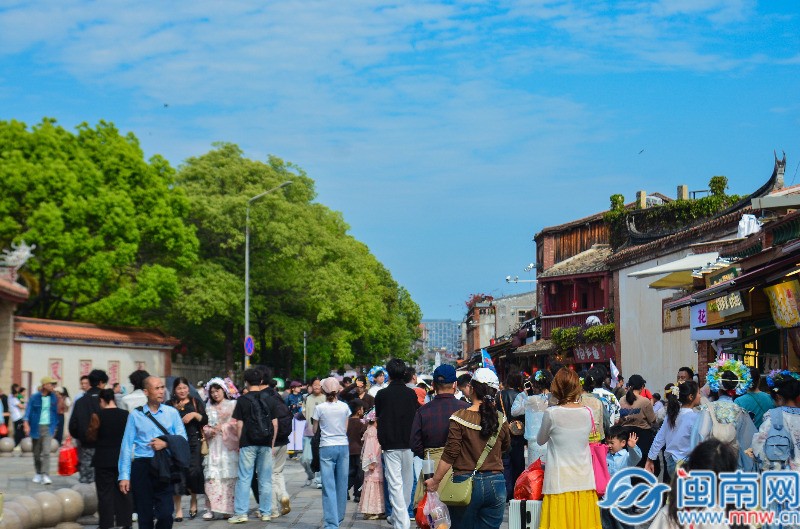 清明假期，泉州西街人头攒动。