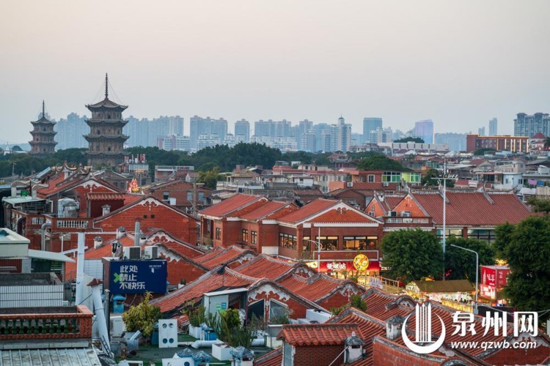 泉州古城西街满目的红砖古厝形成有岁月感的暖色调 （李雅真 摄）