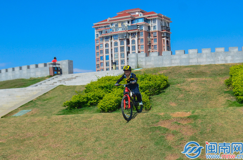 泉州市民在北滨江公园笋浯园春游。