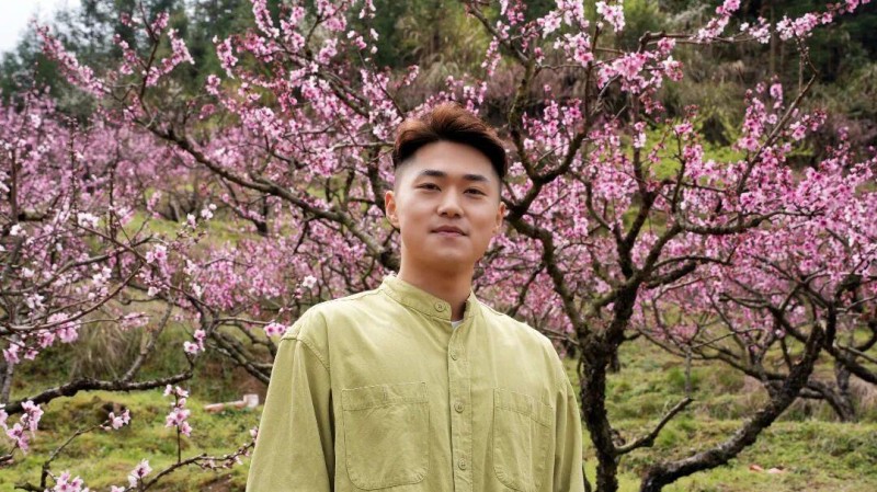 春风拂过 花枝摇曳，构成了一幅“人在画中游”的生动图景。