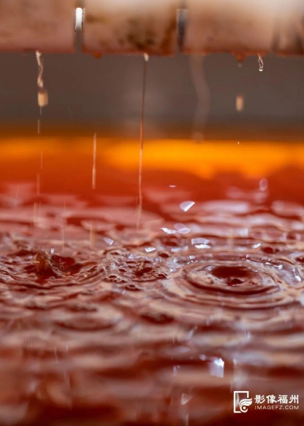 经过压榨过滤后产生的青红酒。记者 雷岩平 摄