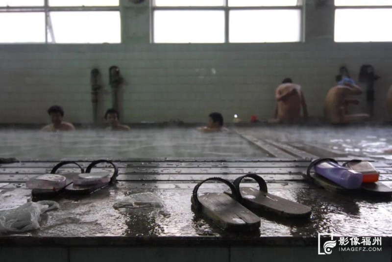 福州温泉“洗汤”。记者 张旭阳 摄