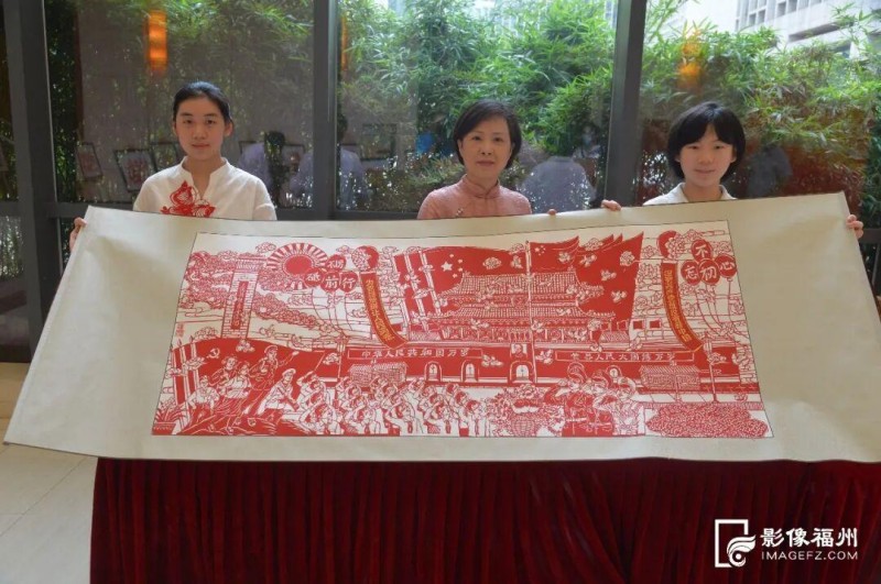 福州剪纸（马尾）代表性传承人董雅萍展示大型剪纸作品。记者 张旭阳 摄