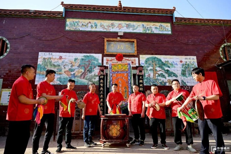 仓山跃进村内村民正在打太平鼓。记者 石美祥 摄