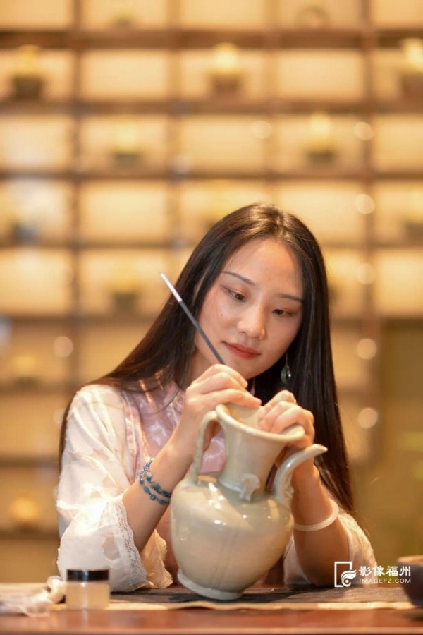 传承人现场展示古陶瓷修复技艺。记者 张旭阳 摄