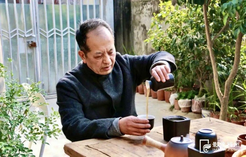 长乐黄酒酿造技艺福州市级非遗项目代表性传承人陈启勋品尝自己酿造的黄酒