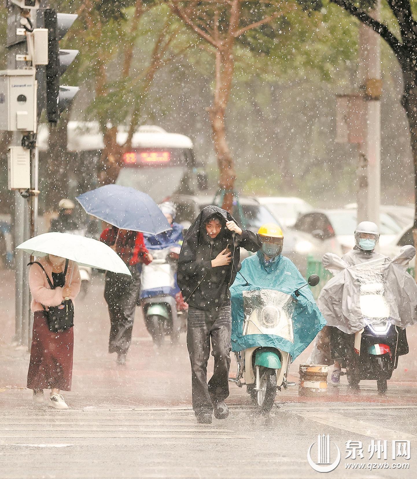 早高峰遇上大雨“拦路”今天起降水暂歇 明日气温冲上30℃
