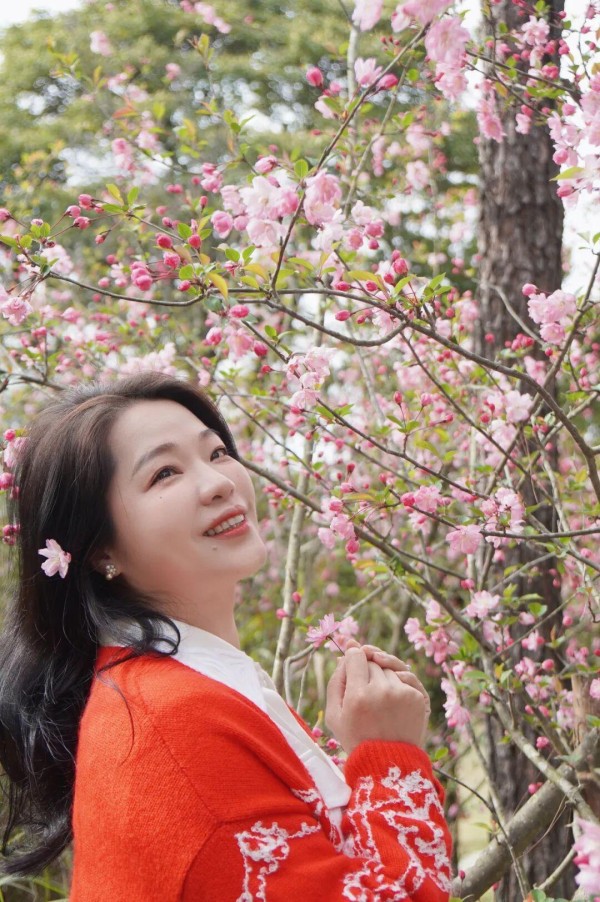 一簇簇花朵缀在枝头，花色如胭脂般粉嫩，还带着几分粉白。如串串小铃铛，随风轻摇，娇柔妩媚，惹人怜爱，温柔得让人移不开眼。