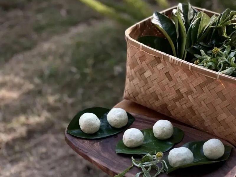 山岭的绿，不仅展现花和叶，还洒落在田埂上。那刚冒头的荠菜、马兰头身上，它们变成餐桌上的春菜，每一口都裹着鼓岭春天，最本真的清鲜与治愈。