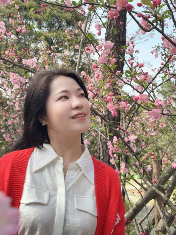 一簇簇花朵缀在枝头，花色如胭脂般粉嫩，还带着几分粉白。如串串小铃铛，随风轻摇，娇柔妩媚，惹人怜爱，温柔得让人移不开眼。