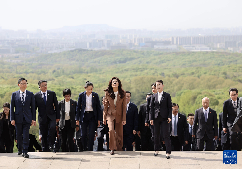 郑丽文率领中国国民党访问团拜谒南京中山陵