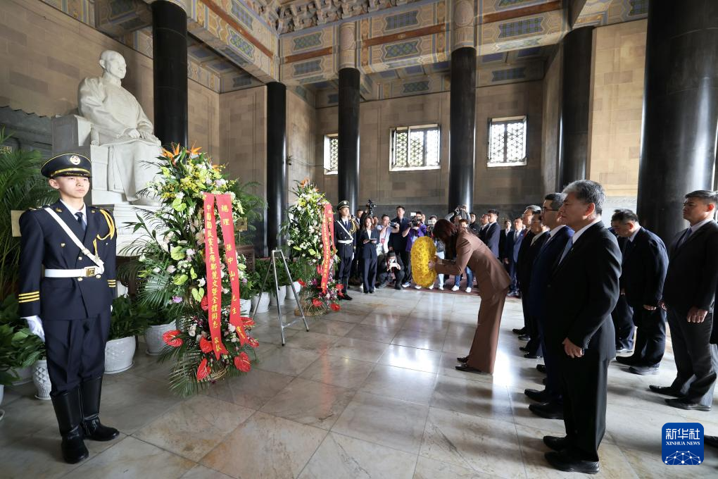 郑丽文率领中国国民党访问团拜谒南京中山陵