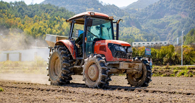 福建松溪：科技助力春耕 让农民“挺直腰杆”