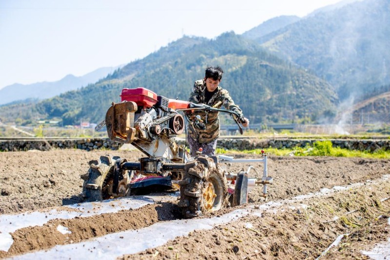 松溪县河东乡下畲村的农田里,施肥机、覆膜机穿梭作业,农业机械化让春耕生产变得高效又轻松。