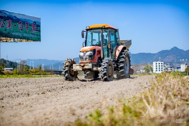 松溪县河东乡下畲村的农田里,施肥机、覆膜机穿梭作业,农业机械化让春耕生产变得高效又轻松。