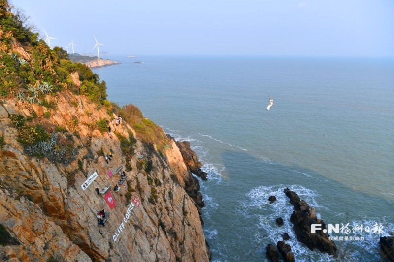 游客打卡崖壁咖啡馆。记者 叶诚 摄