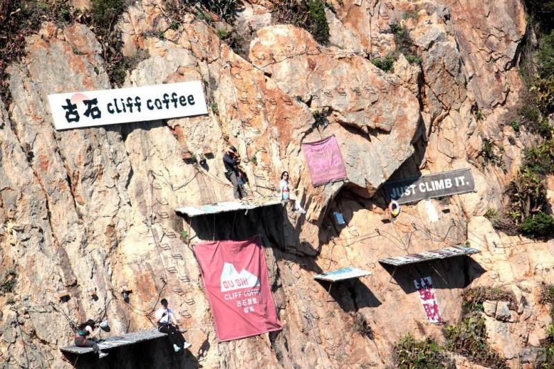 连江县黄岐镇古石村，游客在体验崖壁咖啡项目。